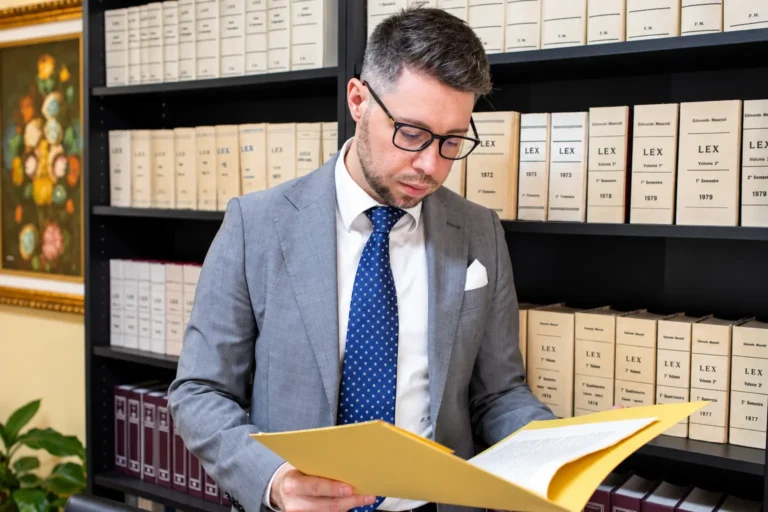 Avvocato per consulenza aziendale ad Alessandria durante l'analisi di documenti